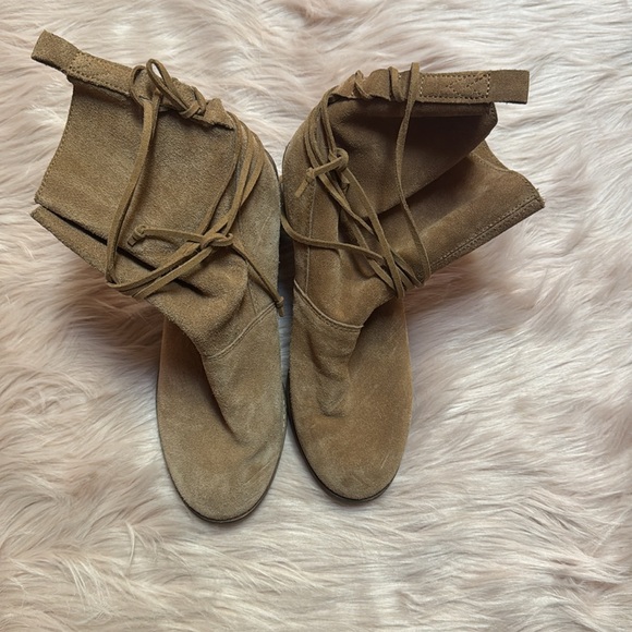 Toms Tan Lace Up Boots - Picture 9 of 10